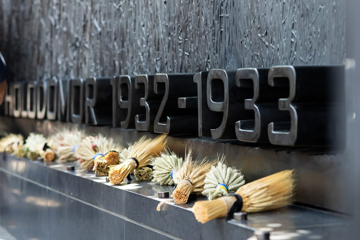 Ошатна вишиванка та ефектний костюм: Зеленська вразила стильними образами у США